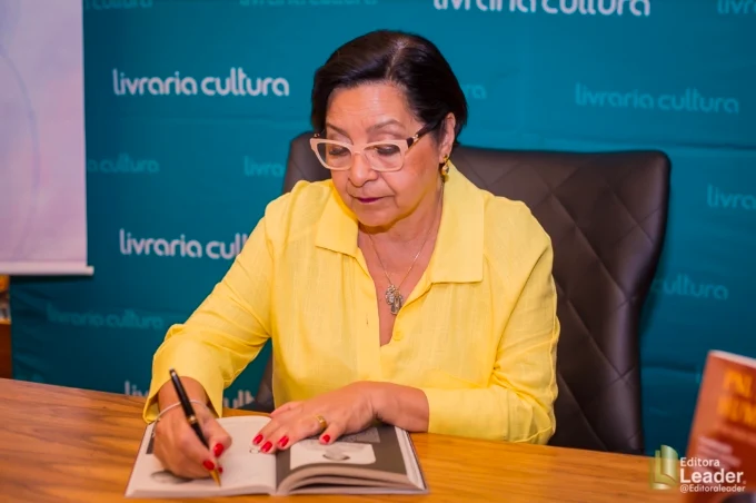 Dra. Mariângela em seu consultório